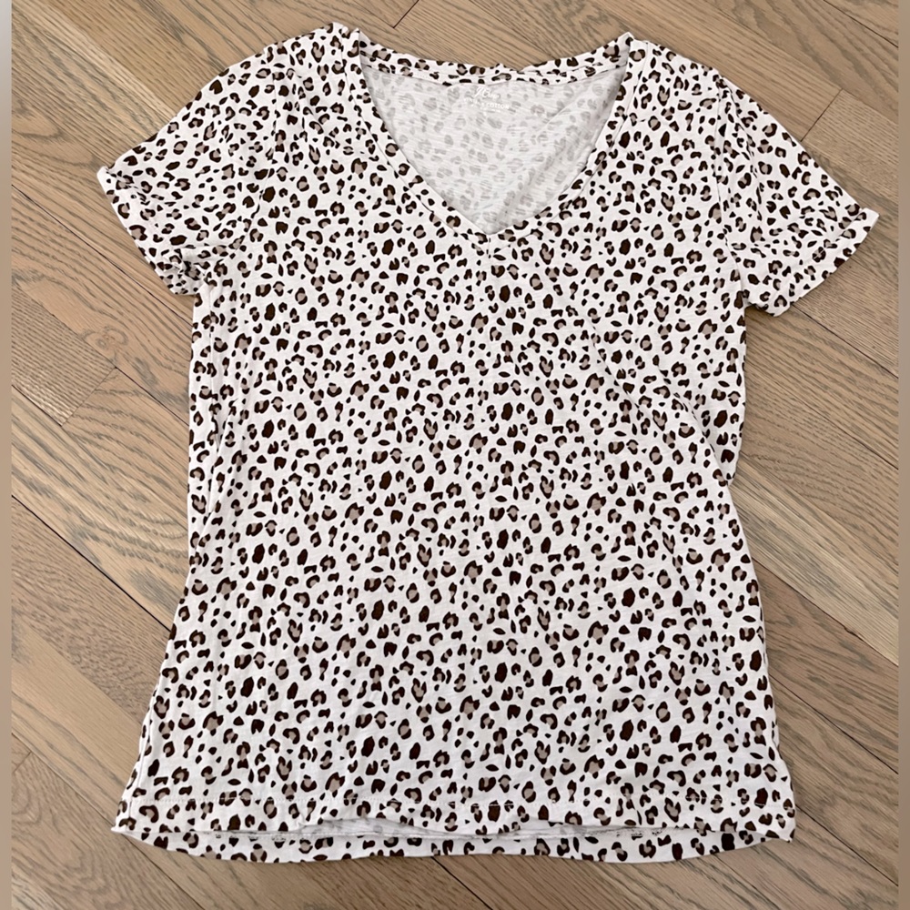 JCrew Vintage cotton V-neck T-shirt in leopard print.
Size: SMALL.